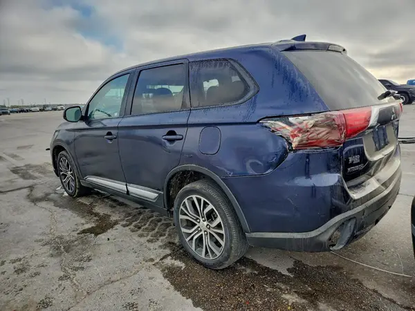JA4AZ3A32JZ061247 2018 MITSUBISHI OUTLANDER - Image 2