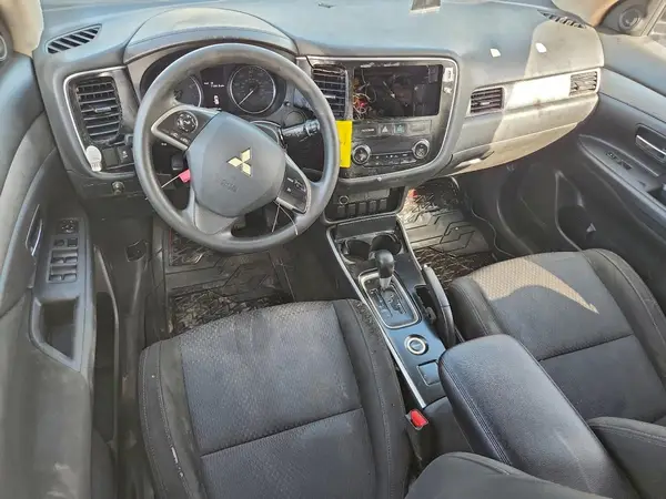 JA4AZ3A32JZ061247 2018 MITSUBISHI OUTLANDER - Image 8