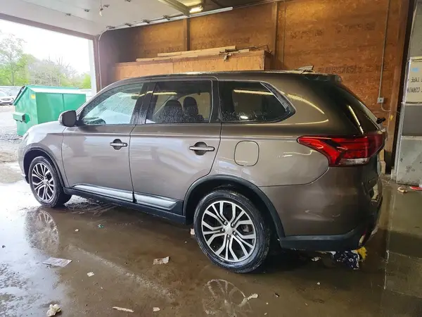 JA4AZ3A32JZ067792 2018 MITSUBISHI OUTLANDER - Image 2