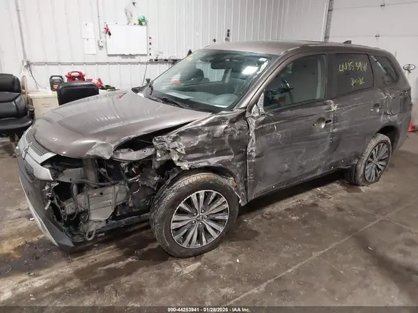 JA4AZ3A32LZ021429 2020 MITSUBISHI OUTLANDER - Image 2