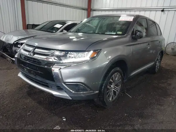 JA4AZ3A33JJ005042 2018 MITSUBISHI OUTLANDER - Image 2