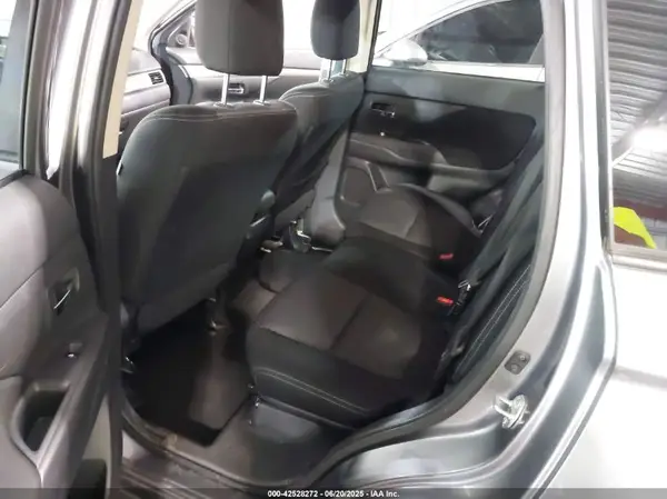 JA4AZ3A33JJ005042 2018 MITSUBISHI OUTLANDER - Image 8