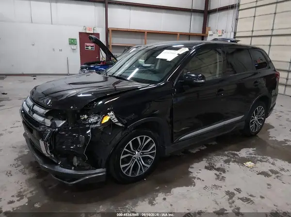 JA4AZ3A33JJ006143 2018 MITSUBISHI OUTLANDER - Image 2
