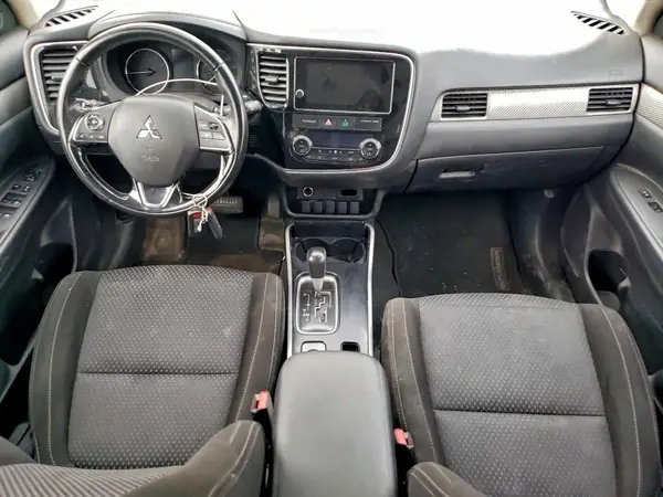 JA4AZ3A33JZ000215 2018 MITSUBISHI OUTLANDER - Image 8