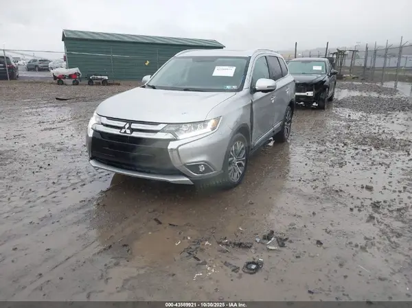 JA4AZ3A33JZ010565 2018 MITSUBISHI OUTLANDER - Image 2