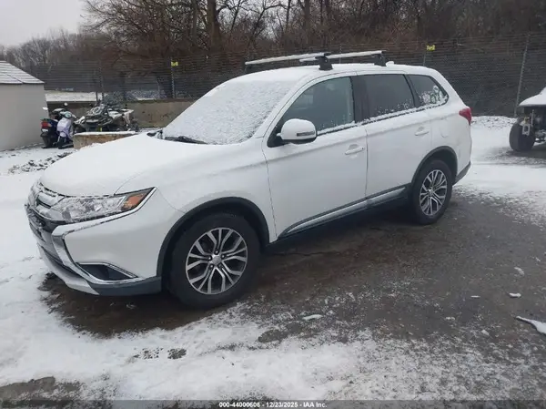 JA4AZ3A33JZ016205 2018 MITSUBISHI OUTLANDER - Image 2