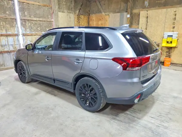 JA4AZ3A33JZ031738 2018 MITSUBISHI OUTLANDER - Image 2