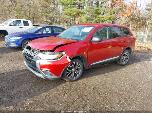 JA4AZ3A33JZ033506 2018 MITSUBISHI OUTLANDER - Image 2