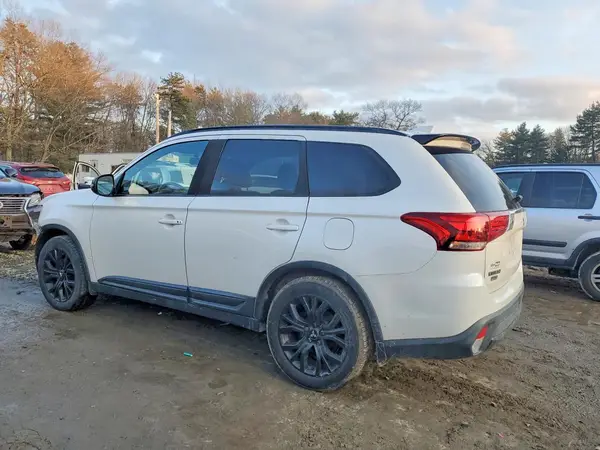 JA4AZ3A33JZ035871 2018 MITSUBISHI OUTLANDER - Image 2