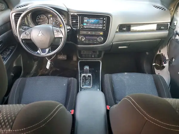 JA4AZ3A33JZ035871 2018 MITSUBISHI OUTLANDER - Image 8