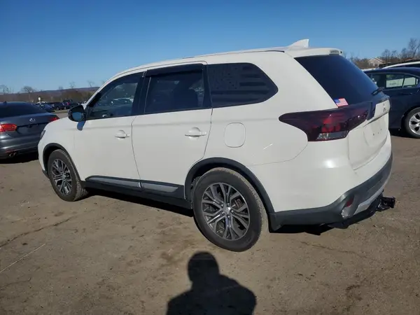 JA4AZ3A33JZ049723 2018 MITSUBISHI OUTLANDER - Image 2