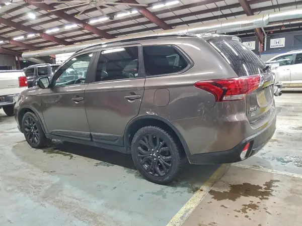 JA4AZ3A33JZ051827 2018 MITSUBISHI OUTLANDER - Image 2