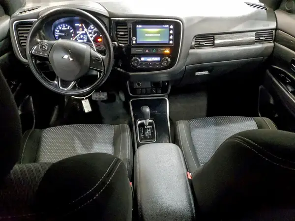 JA4AZ3A33JZ051827 2018 MITSUBISHI OUTLANDER - Image 8