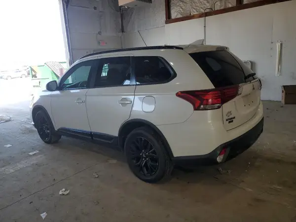 JA4AZ3A33JZ065128 2018 MITSUBISHI OUTLANDER - Image 2