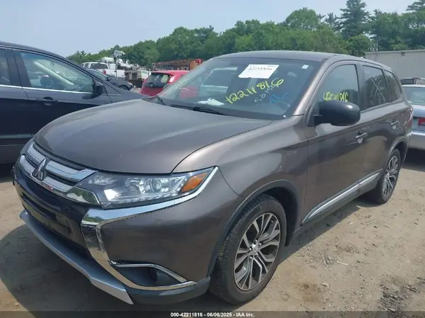 JA4AZ3A33JZ070541 2018 MITSUBISHI OUTLANDER - Image 2