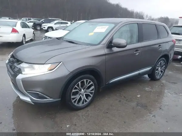 JA4AZ3A33JZ070992 2018 MITSUBISHI OUTLANDER - Image 2