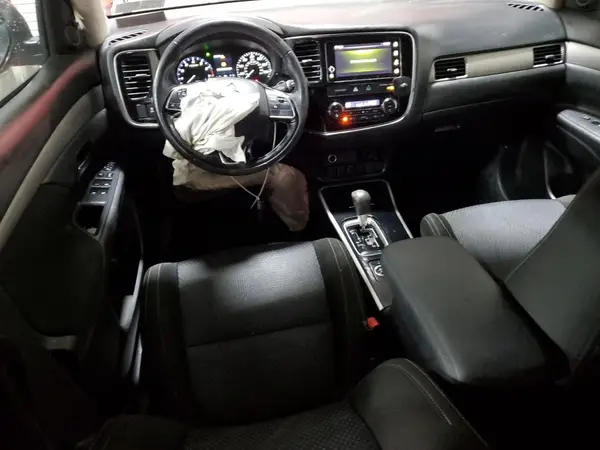 JA4AZ3A34JZ003981 2018 MITSUBISHI OUTLANDER - Image 8