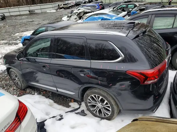 JA4AZ3A34JZ020828 2018 MITSUBISHI OUTLANDER - Image 2