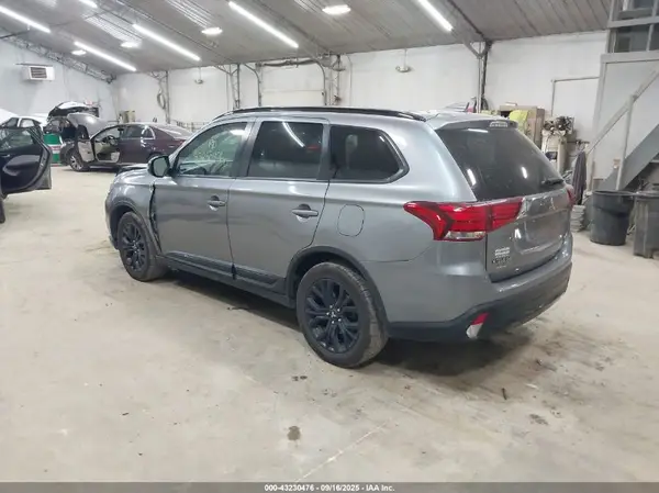 JA4AZ3A34JZ031151 2018 MITSUBISHI OUTLANDER - Image 2