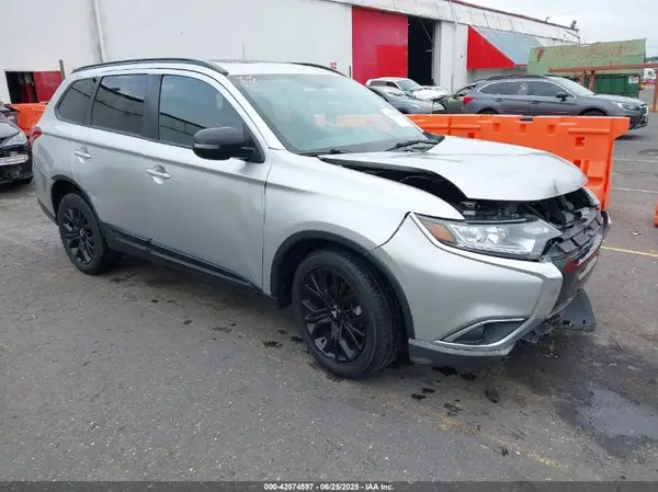 JA4AZ3A34JZ031571 2018 MITSUBISHI OUTLANDER - Image 1