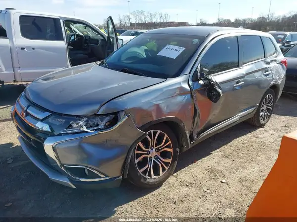 JA4AZ3A34JZ042571 2018 MITSUBISHI OUTLANDER - Image 2