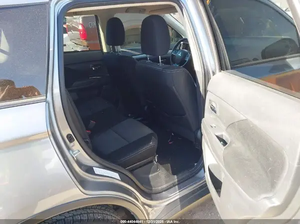 JA4AZ3A34JZ042571 2018 MITSUBISHI OUTLANDER - Image 8