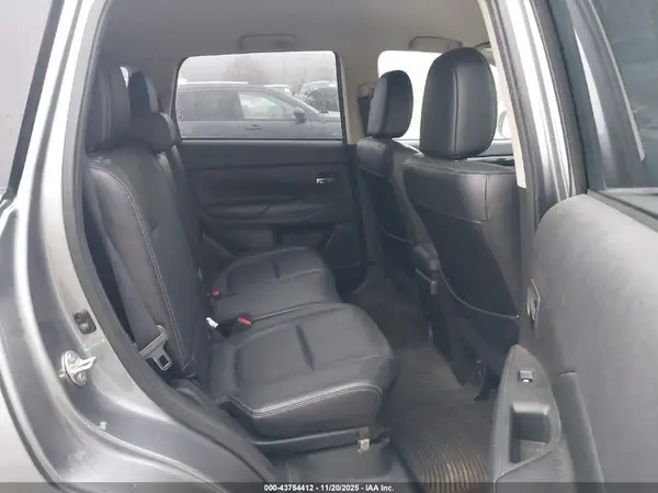 JA4AZ3A35HZ008231 2017 MITSUBISHI OUTLANDER - Image 8
