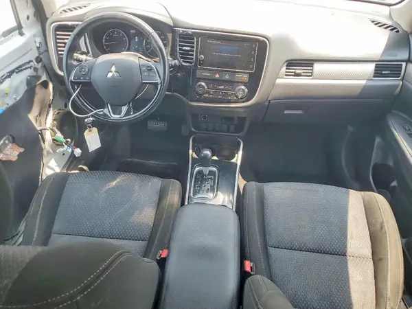 JA4AZ3A35HZ070700 2017 MITSUBISHI OUTLANDER - Image 8