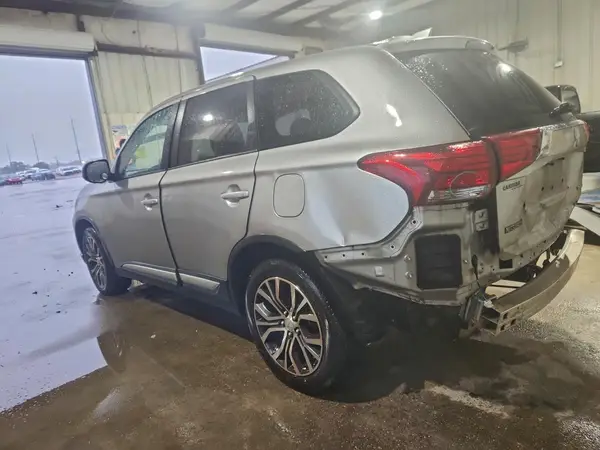 JA4AZ3A35JJ005611 2018 MITSUBISHI OUTLANDER - Image 2