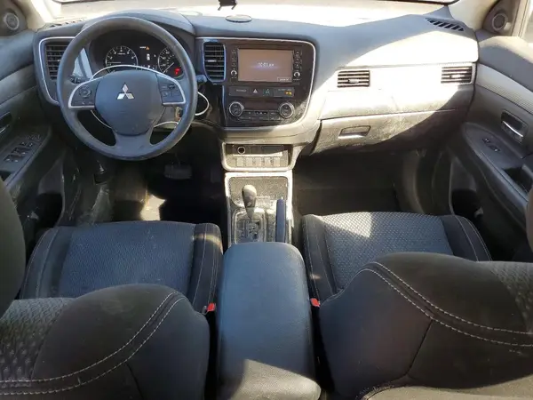 JA4AZ3A35JZ058858 2018 MITSUBISHI OUTLANDER - Image 8
