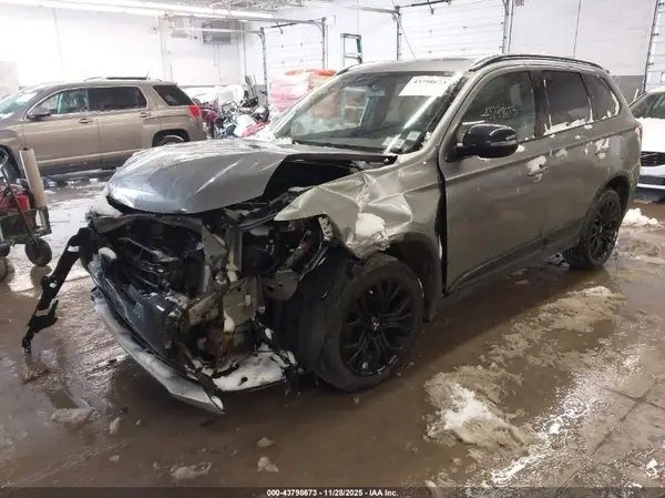 JA4AZ3A35JZ067866 2018 MITSUBISHI OUTLANDER - Image 2