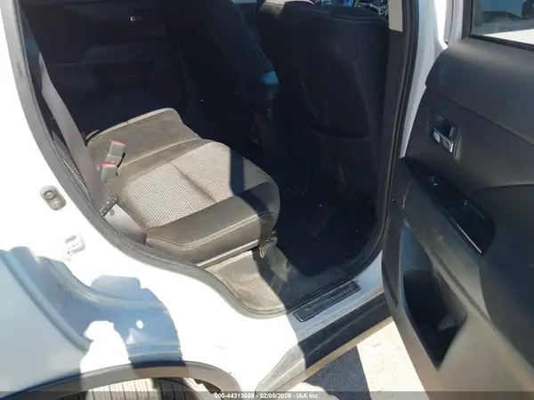 JA4AZ3A36GZ060451 2016 MITSUBISHI OUTLANDER - Image 8