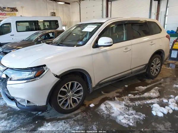 JA4AZ3A36HZ016175 2017 MITSUBISHI OUTLANDER - Image 2