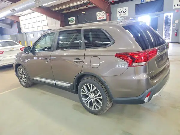 JA4AZ3A36HZ054747 2017 MITSUBISHI OUTLANDER - Image 2