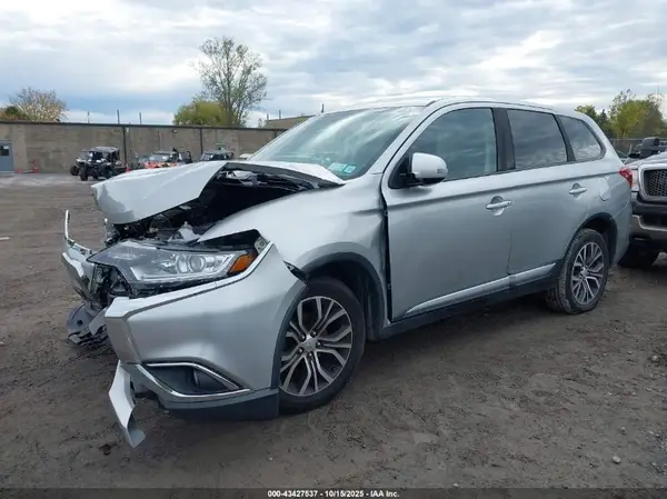 JA4AZ3A36JJ002104 2018 MITSUBISHI OUTLANDER - Image 2