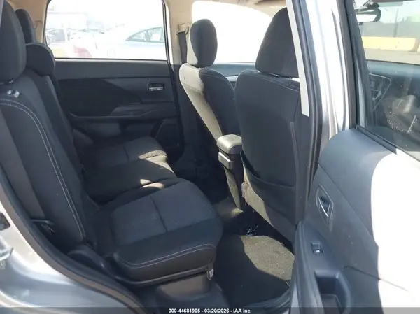 JA4AZ3A36JJ005536 2018 MITSUBISHI OUTLANDER - Image 8