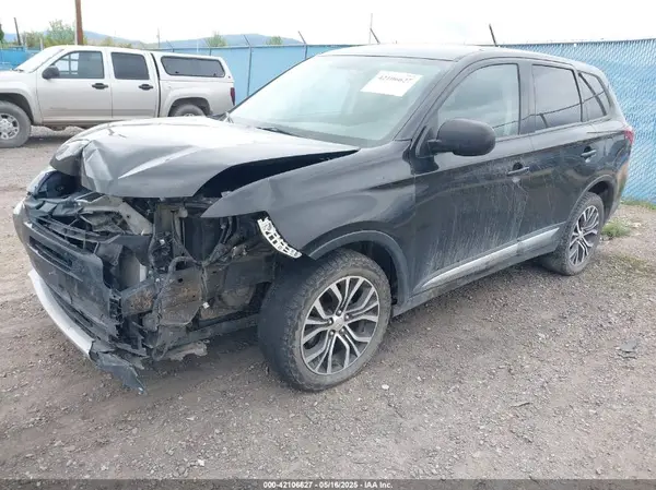 JA4AZ3A36JJ005570 2018 MITSUBISHI OUTLANDER - Image 2