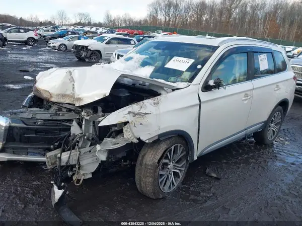 JA4AZ3A36JZ000631 2018 MITSUBISHI OUTLANDER - Image 2