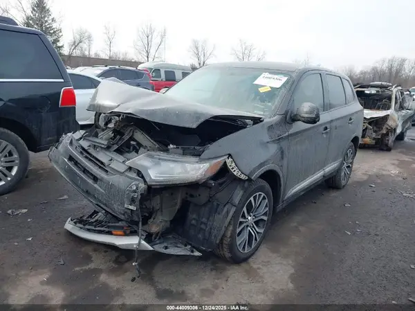 JA4AZ3A36JZ002816 2018 MITSUBISHI OUTLANDER - Image 2