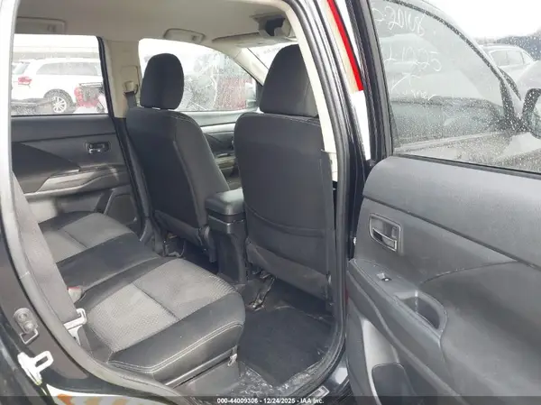 JA4AZ3A36JZ002816 2018 MITSUBISHI OUTLANDER - Image 8
