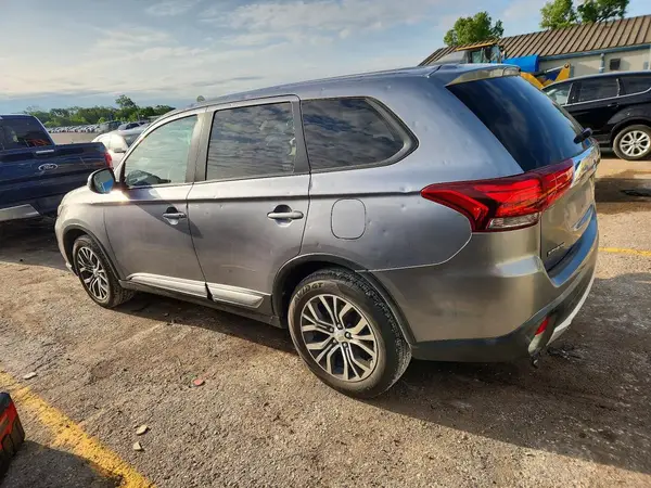 JA4AZ3A36JZ025223 2018 MITSUBISHI OUTLANDER - Image 2
