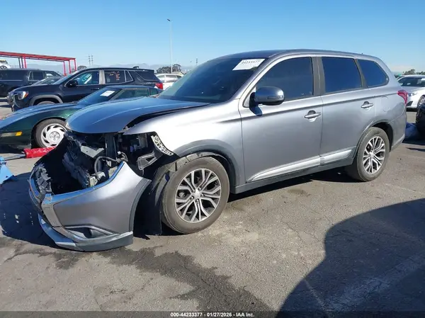 JA4AZ3A36JZ041101 2018 MITSUBISHI OUTLANDER - Image 2