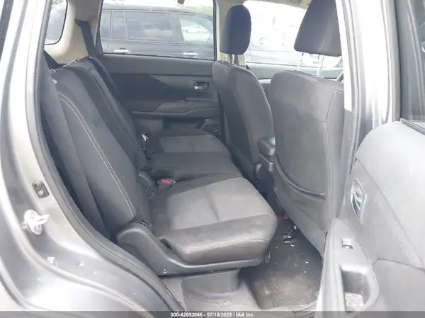 JA4AZ3A36JZ042040 2018 MITSUBISHI OUTLANDER - Image 8