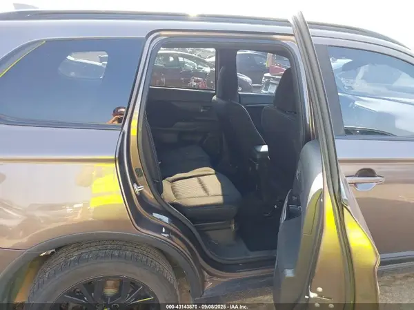 JA4AZ3A36JZ050073 2018 MITSUBISHI OUTLANDER - Image 8