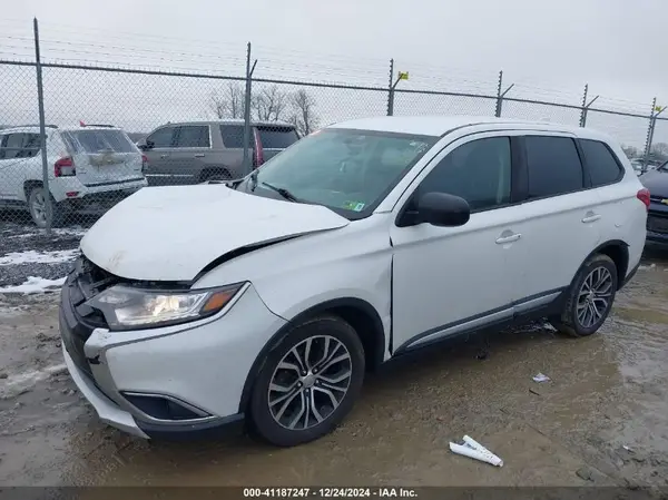 JA4AZ3A36JZ053961 2018 MITSUBISHI OUTLANDER - Image 2