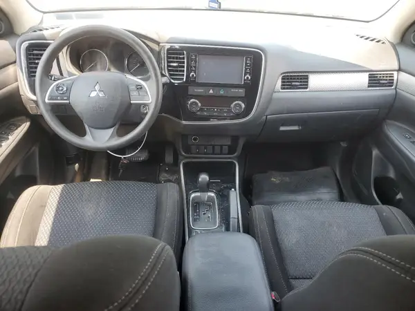 JA4AZ3A36JZ057671 2018 MITSUBISHI OUTLANDER - Image 8