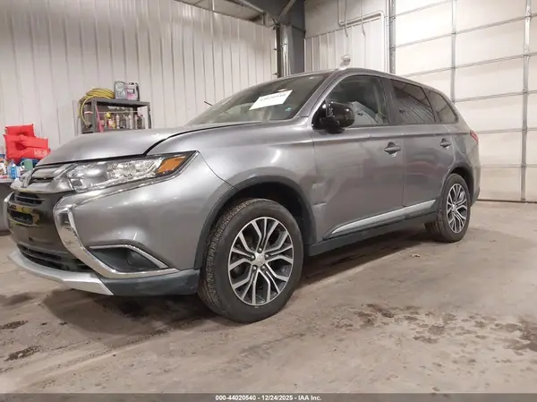 JA4AZ3A36JZ062434 2018 MITSUBISHI OUTLANDER - Image 2