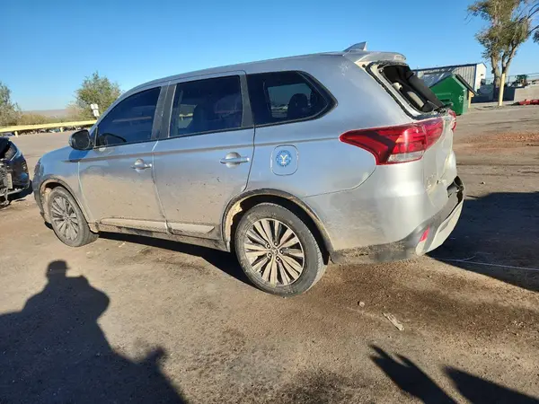JA4AZ3A36LZ022678 2020 MITSUBISHI OUTLANDER - Image 2