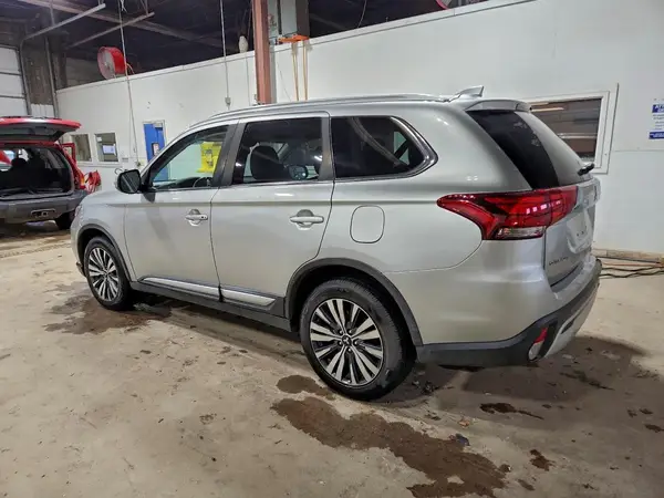 JA4AZ3A36LZ028707 2020 MITSUBISHI OUTLANDER - Image 2
