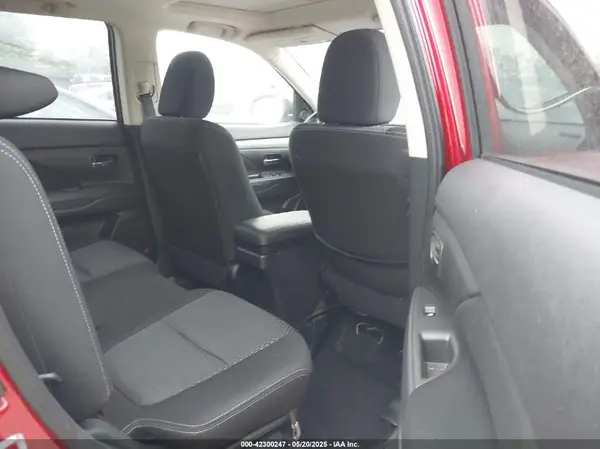 JA4AZ3A37HZ008215 2017 MITSUBISHI OUTLANDER - Image 8
